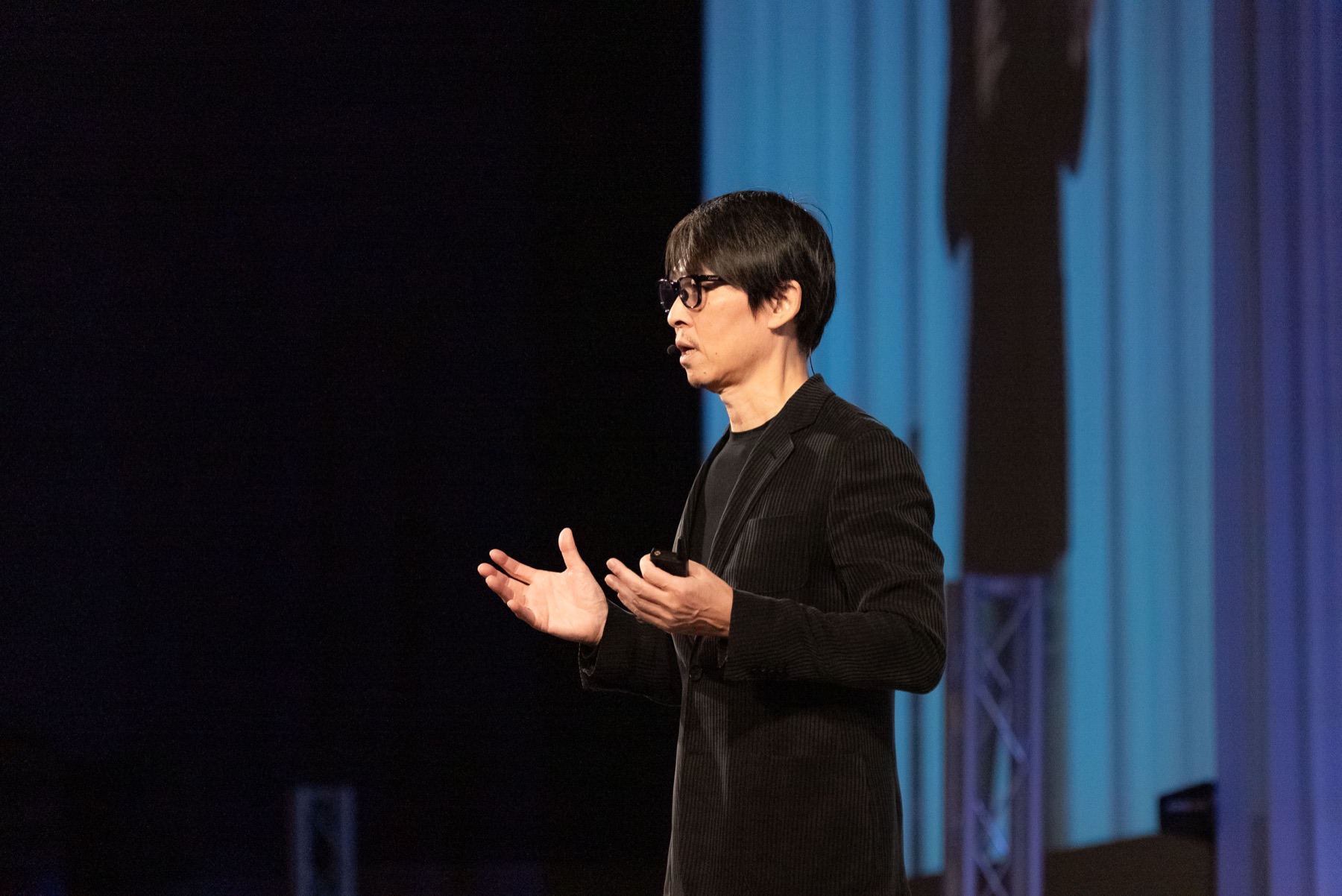 講師の髙橋敏浩がステージで講演している様子